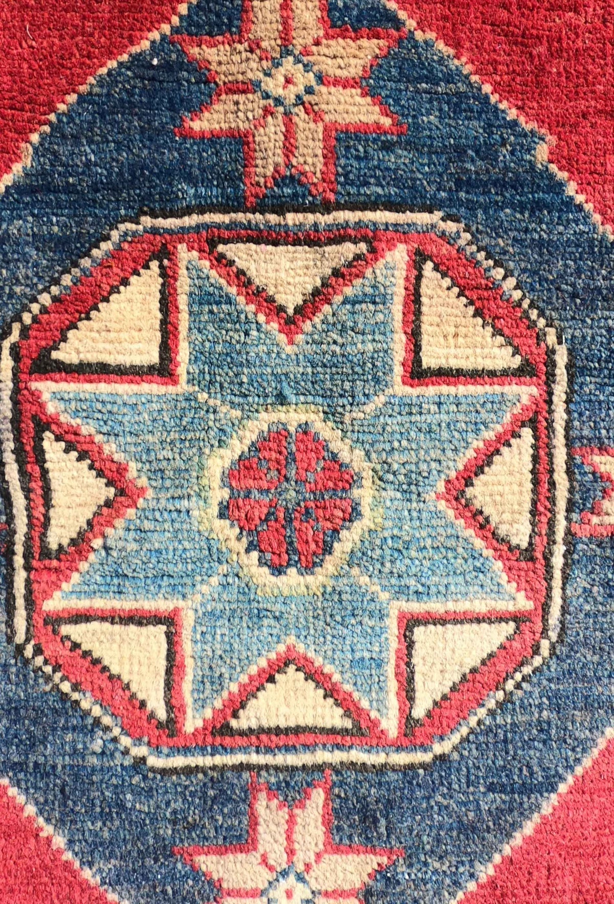 Detalle del tejido de la alfombra persa Kazak hecha a mano