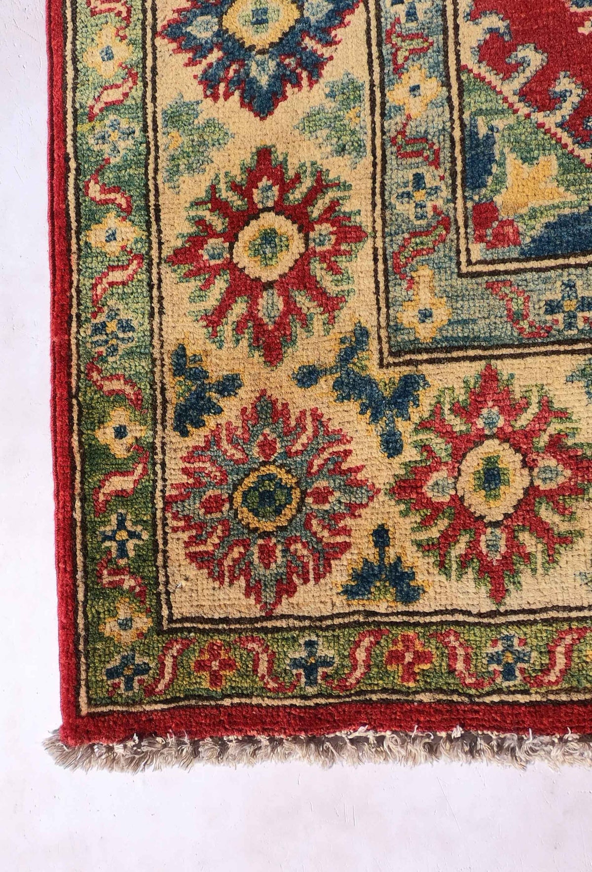 Alfombra persa Kazak roja con diseño geométrico para living