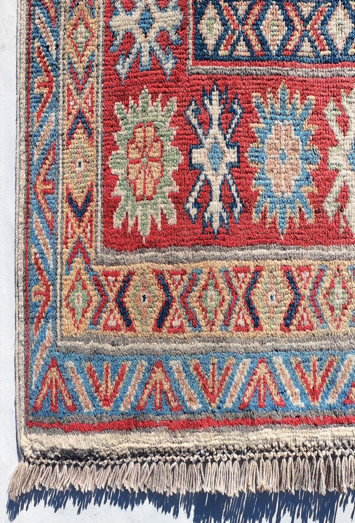 Textura gruesa y suave de lana natural en alfombra persa vintage