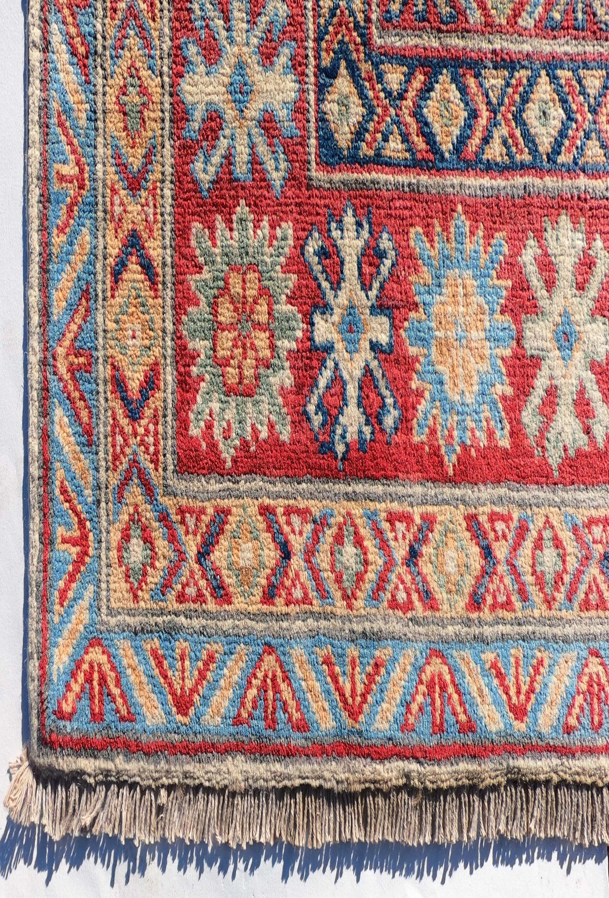 Textura gruesa y suave de lana natural en alfombra persa hecha a mano