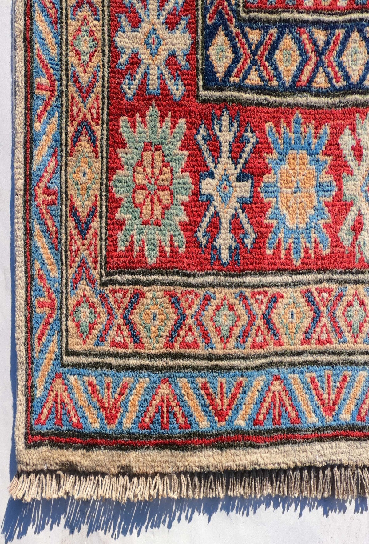 Textura gruesa de lana natural en alfombra persa artesanal