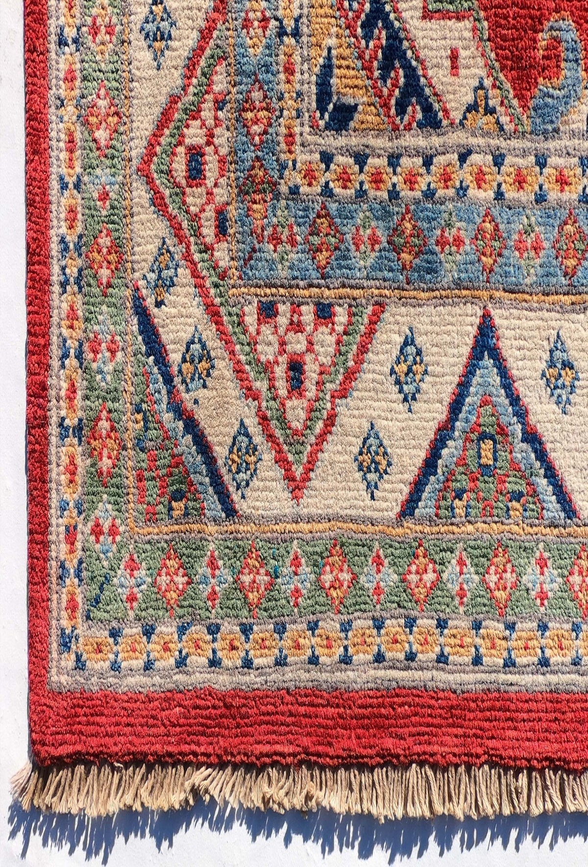 Textura gruesa de lana natural en alfombra persa importada, hecha a mano