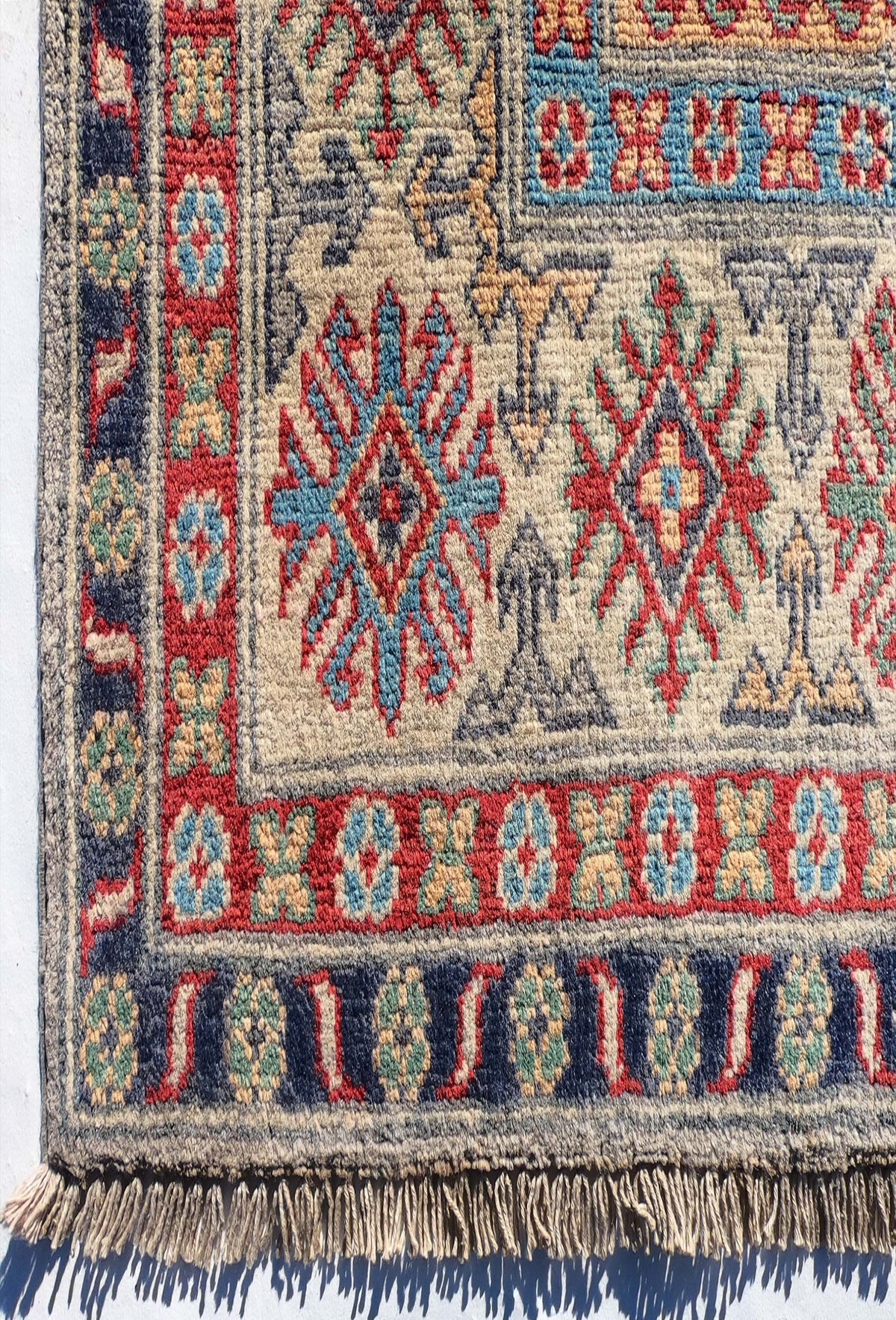 Textura gruesa y suave de lana natural en alfombra persa vintage