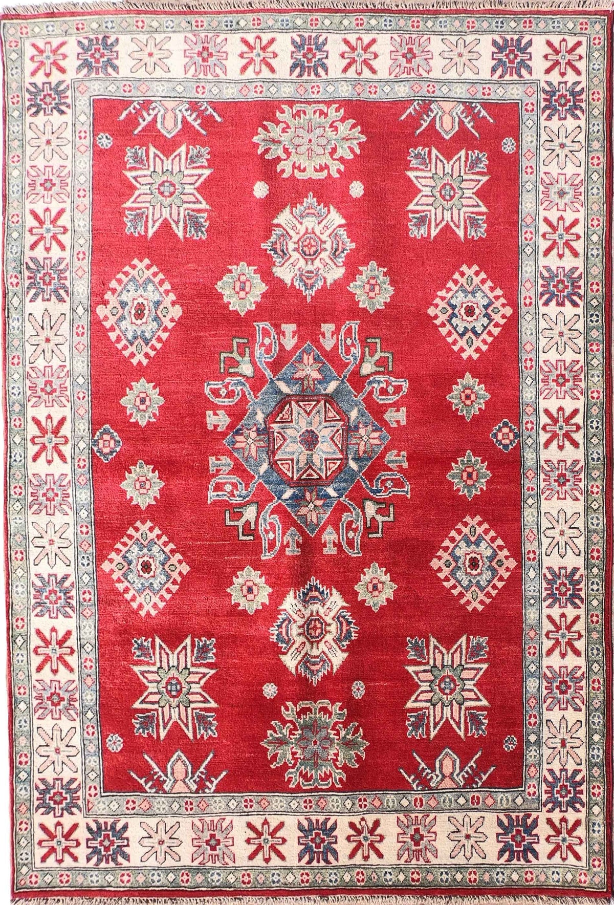 Alfombra Kazak de lana roja y diseño geométrico
