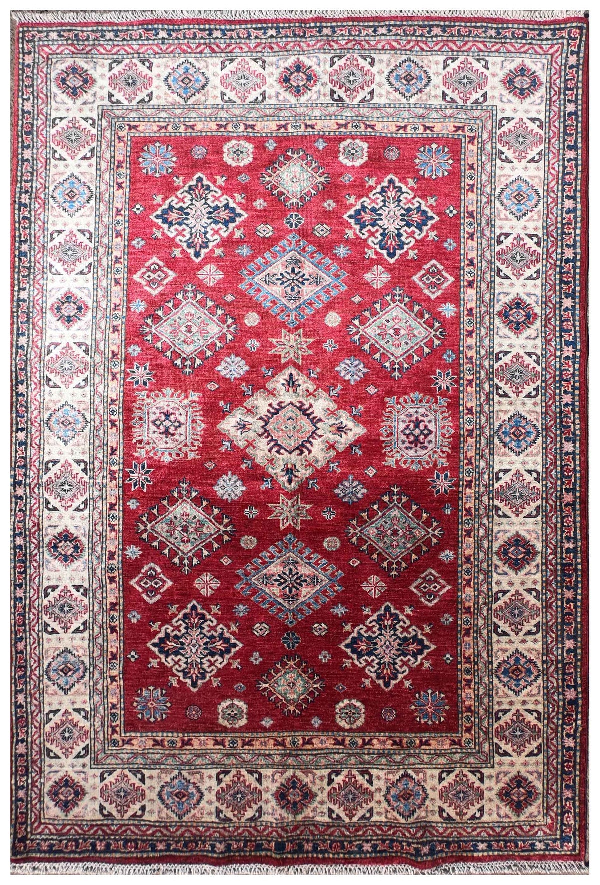 Alfombra persa Kazak Ghazni de lana con diseño floral y geométrico en tonos rojo y azul.
