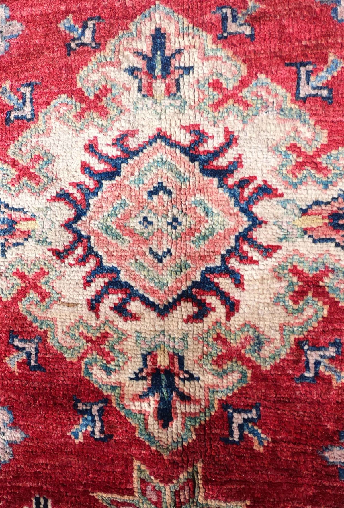 Alfombra de lana Kazak Ghazni tejida a mano, estilo persa clásico.