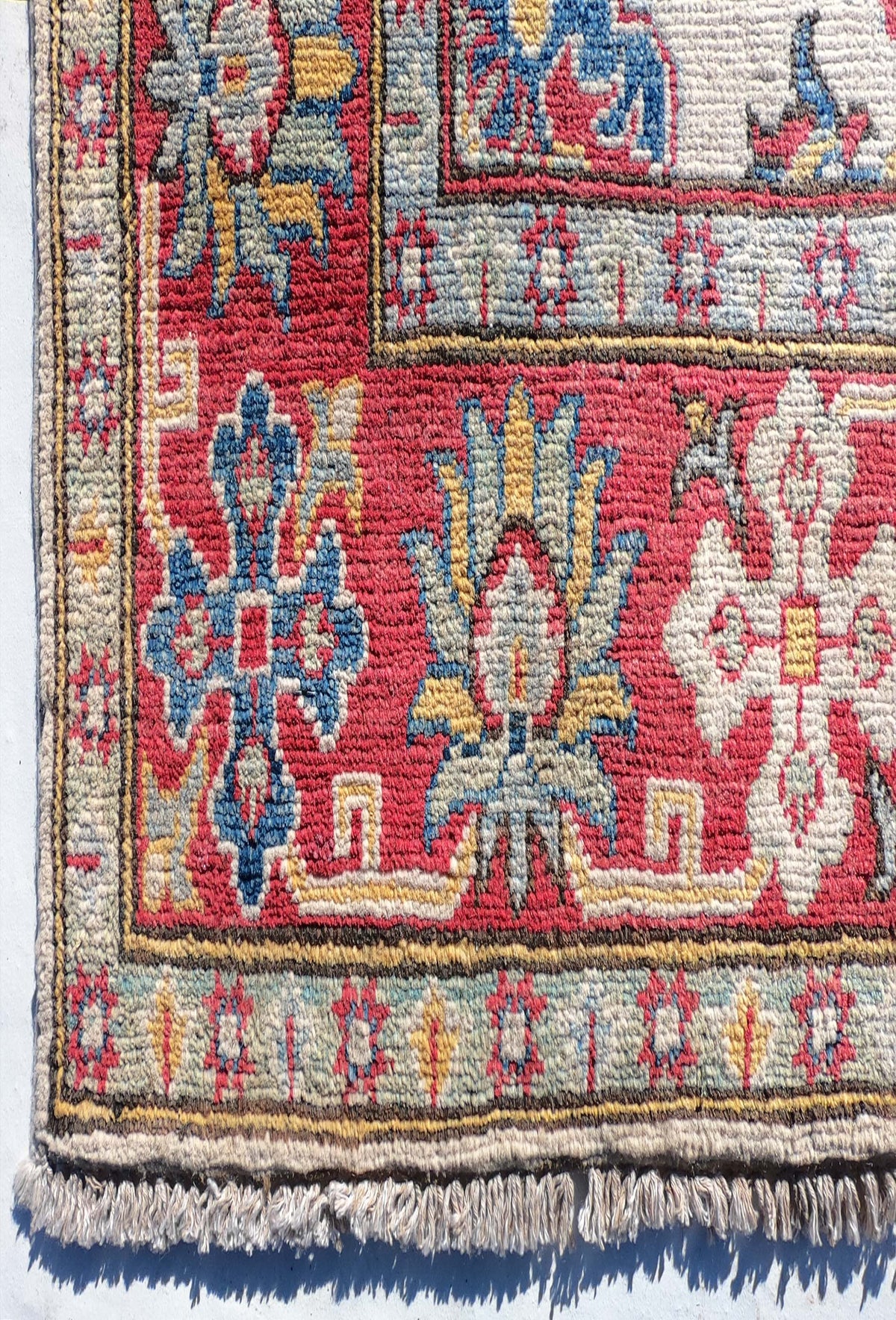 Textura gruesa y suave de lana natural en alfombra persa artesanal