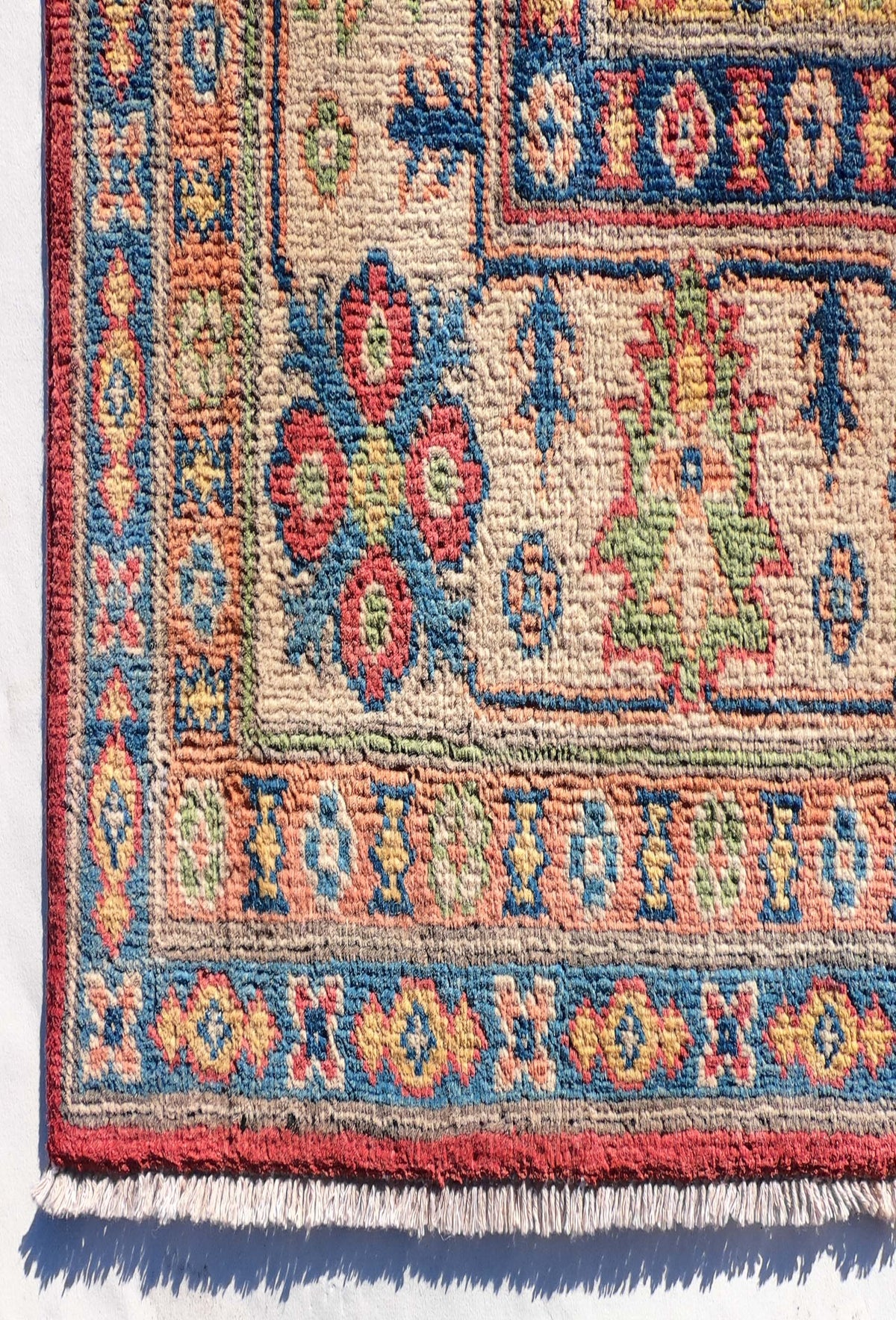 Textura gruesa y suave de lana natural en alfombra persa artesanal