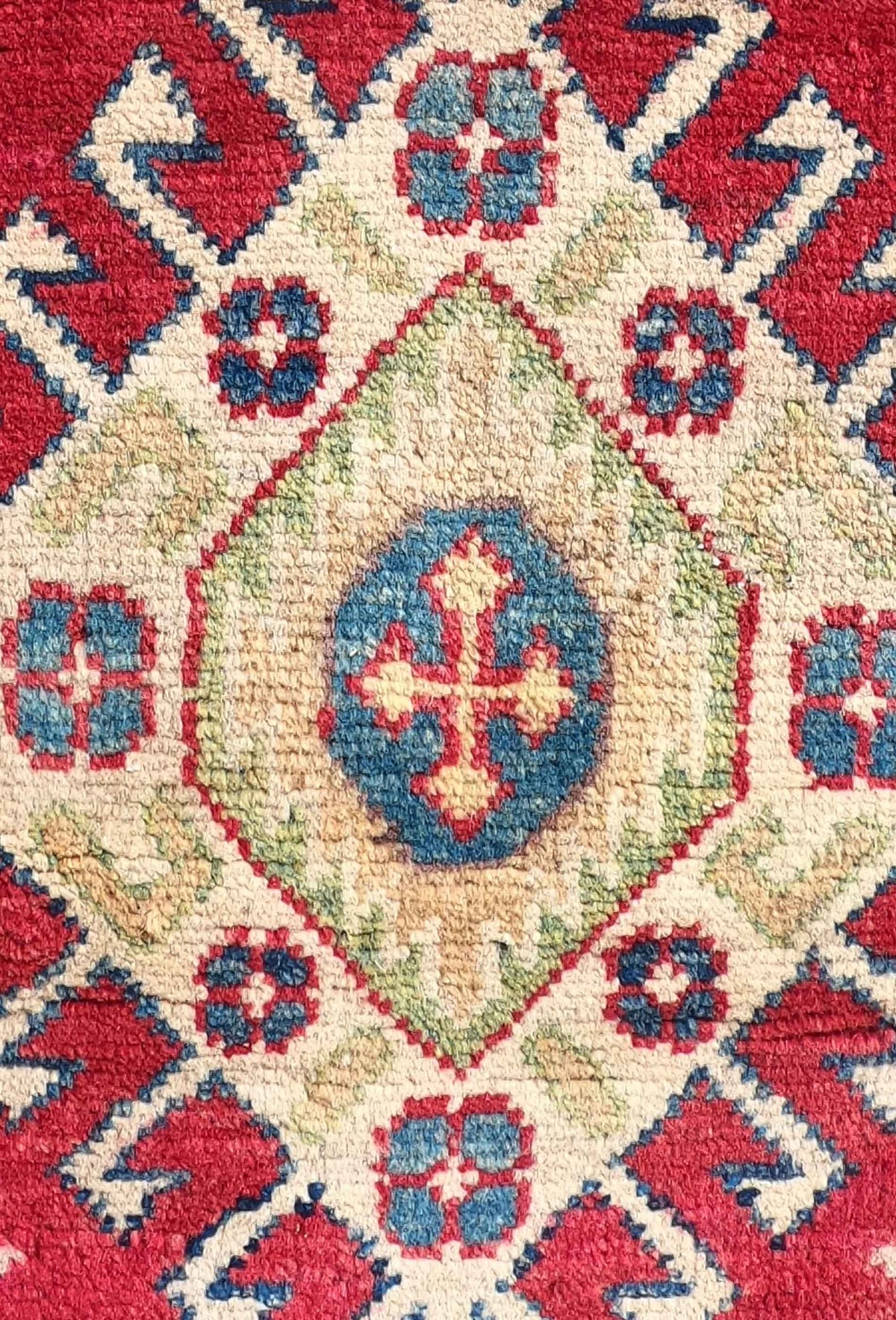 Detalle de la trama de lana de la alfombra persa Kazak