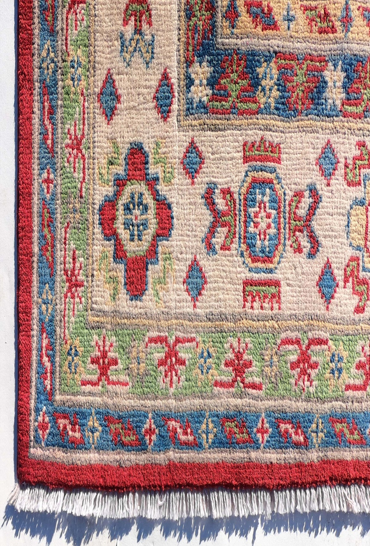 Textura gruesa y suave de lana natural en alfombra persa vintage