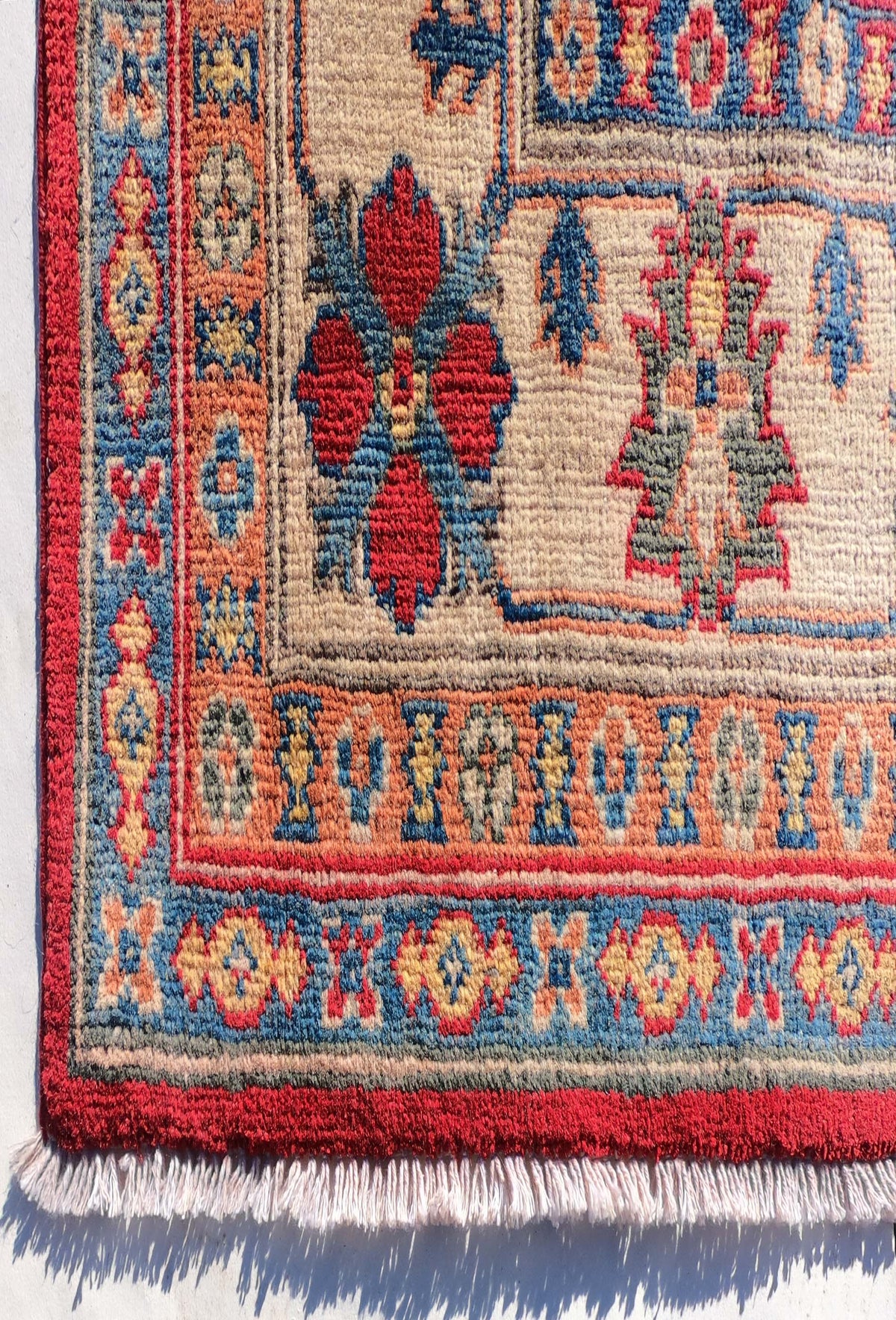 Textura gruesa y suave de lana natural en alfombra persa vintage