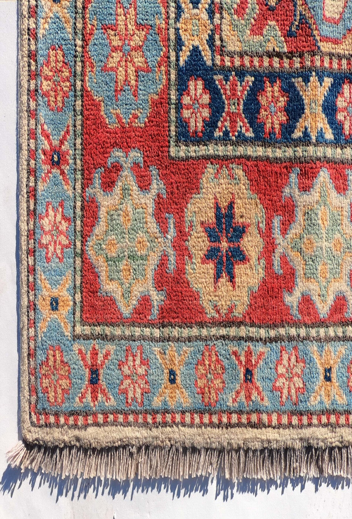 Textura gruesa y suave de lana natural en alfombra persa vintage