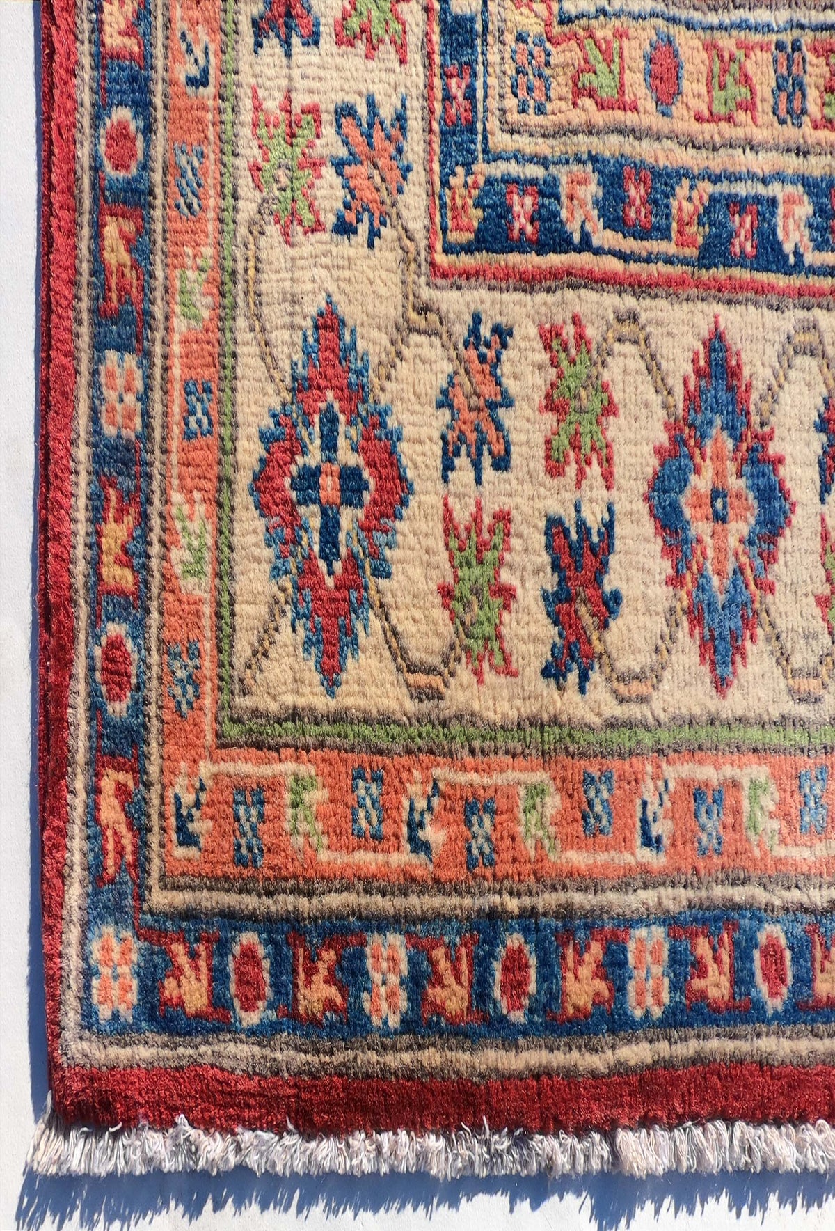 Textura gruesa de lana natural en alfombra persa importada