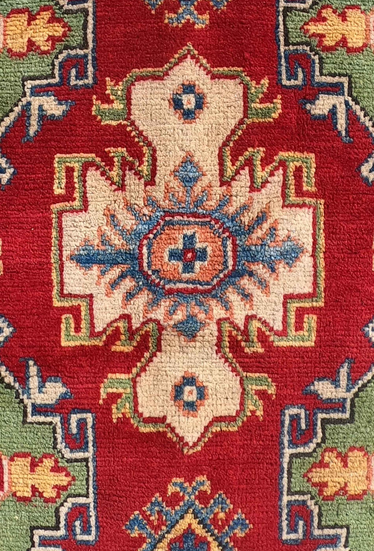 Detalle de la trama de lana de alfombra Kazak hecha a mano