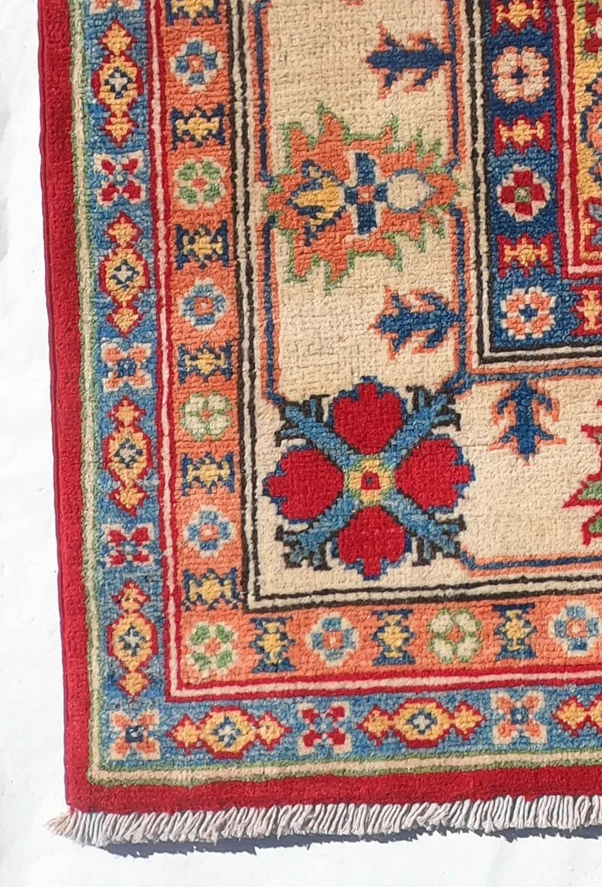 Alfombra de lana Kazak de origen Pakistaní con diseño clásico