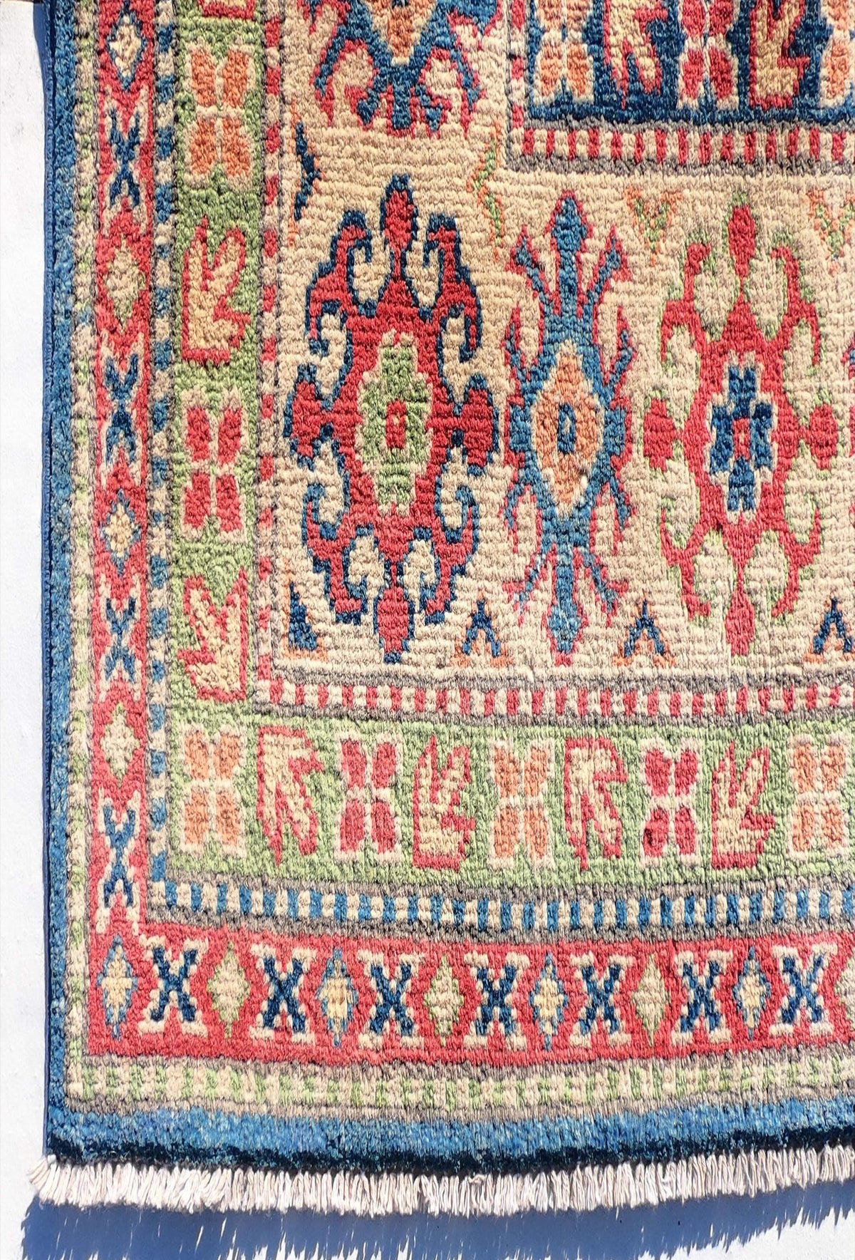 Textura suave y gruesa de lana natural en alfombra persa vintage