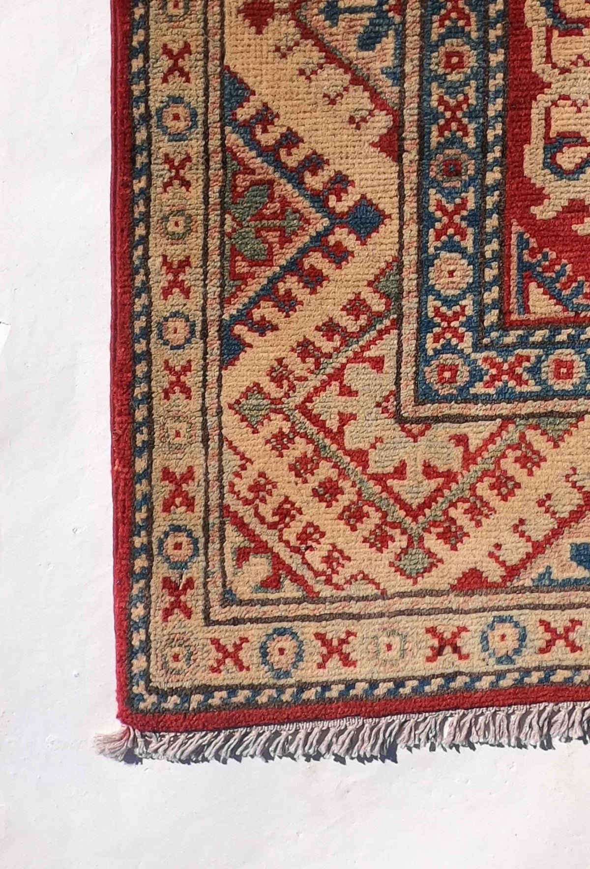 Detalle del tejido de alfombra Kazak persa de lana