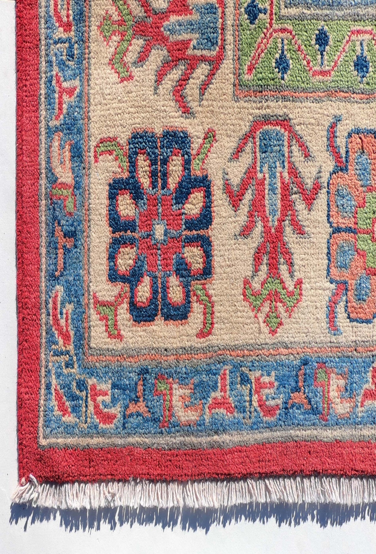 Textura gruesa y suave de lana natural en alfombra persa artesanal