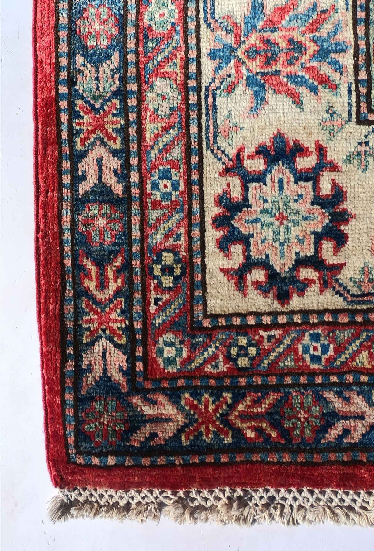 Alfombra clásica persa Kazak Ghazni de lana en ambiente de sala de estar