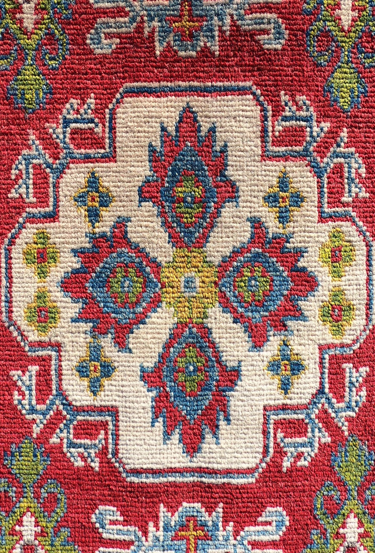 Detalle de patrón geométrico en alfombra persa de lana natural suave
