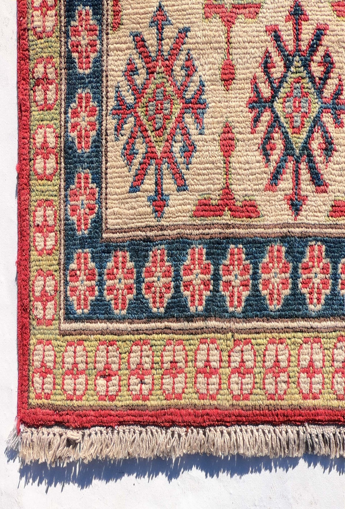Textura gruesa y suave de lana natural en alfombra persa artesanal