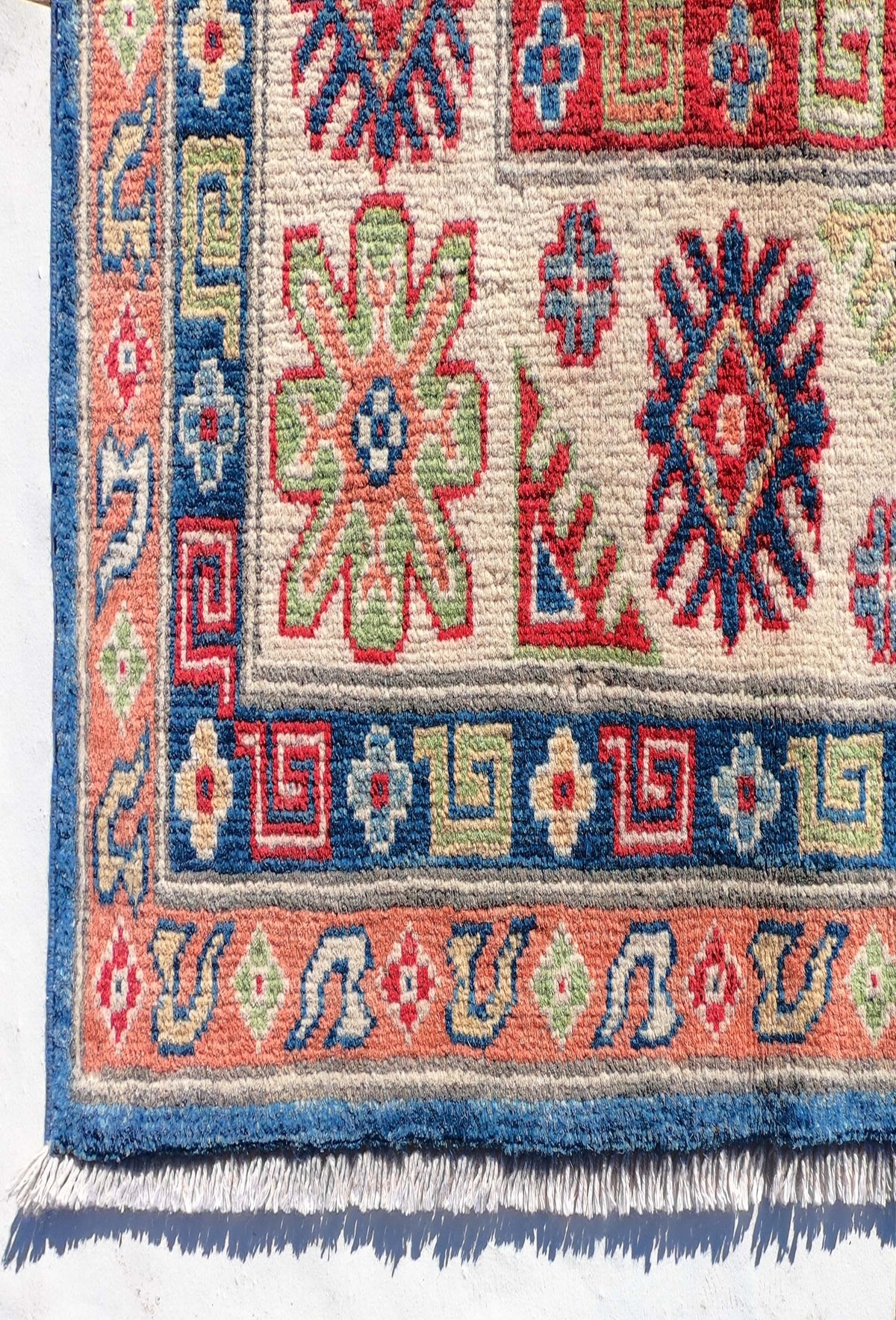 Textura gruesa y suave de lana natural en alfombra persa importada
