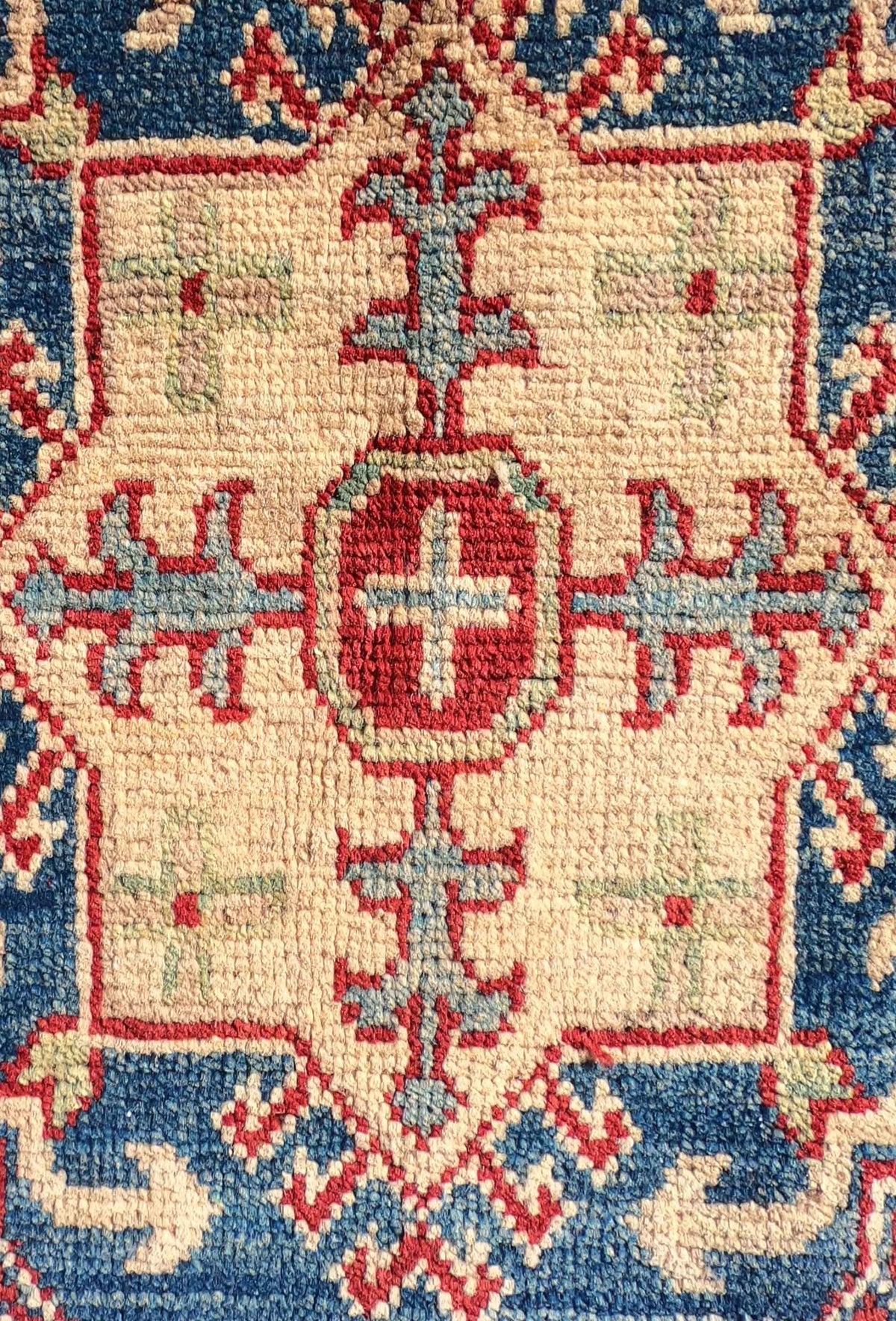 Alfombra Persa Kazak de lana, detalle de los nudos y trama de algodón