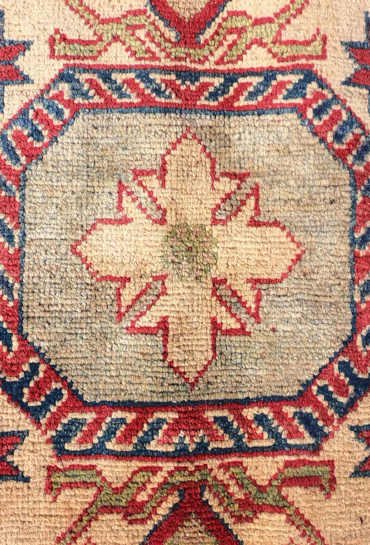 Alfombra Persa Kazak 3.00x2.00 con detalle del anudado a mano