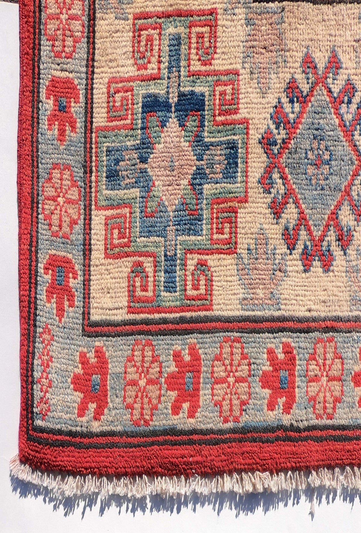 Textura de lana natural suave en alfombra persa clásica, tejida a mano
