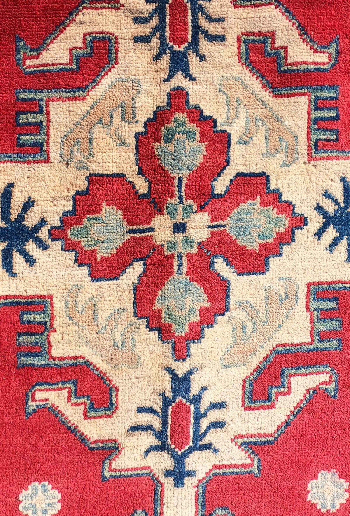 Detalle de la trama de alfombra persa Kazak anudada a mano
