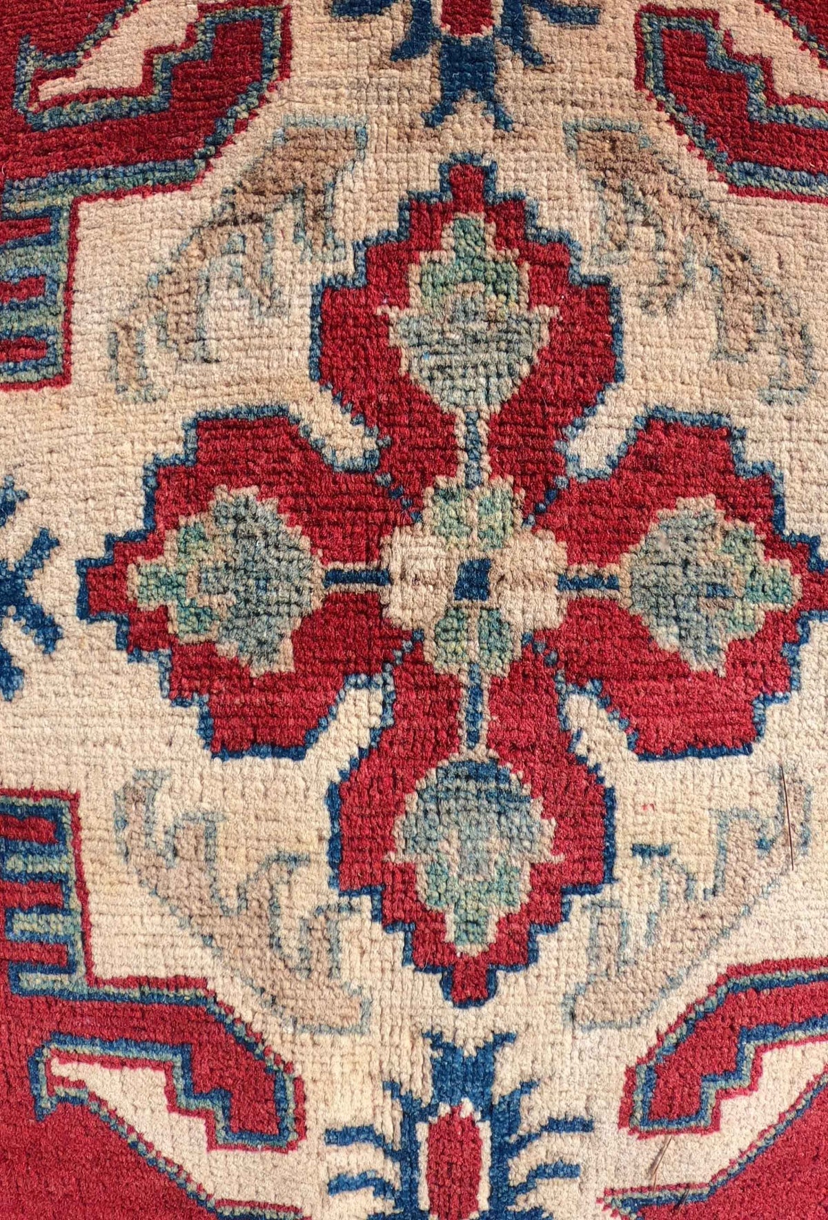 Detalle del tejido a mano de alfombra Kazak Pakistán