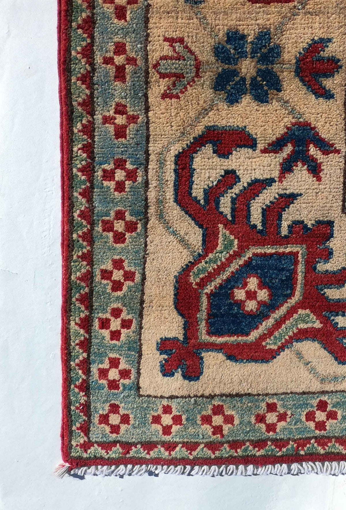 Alfombra persa Kazak de lana color rojo y diseño geométrico, estilo clásico
