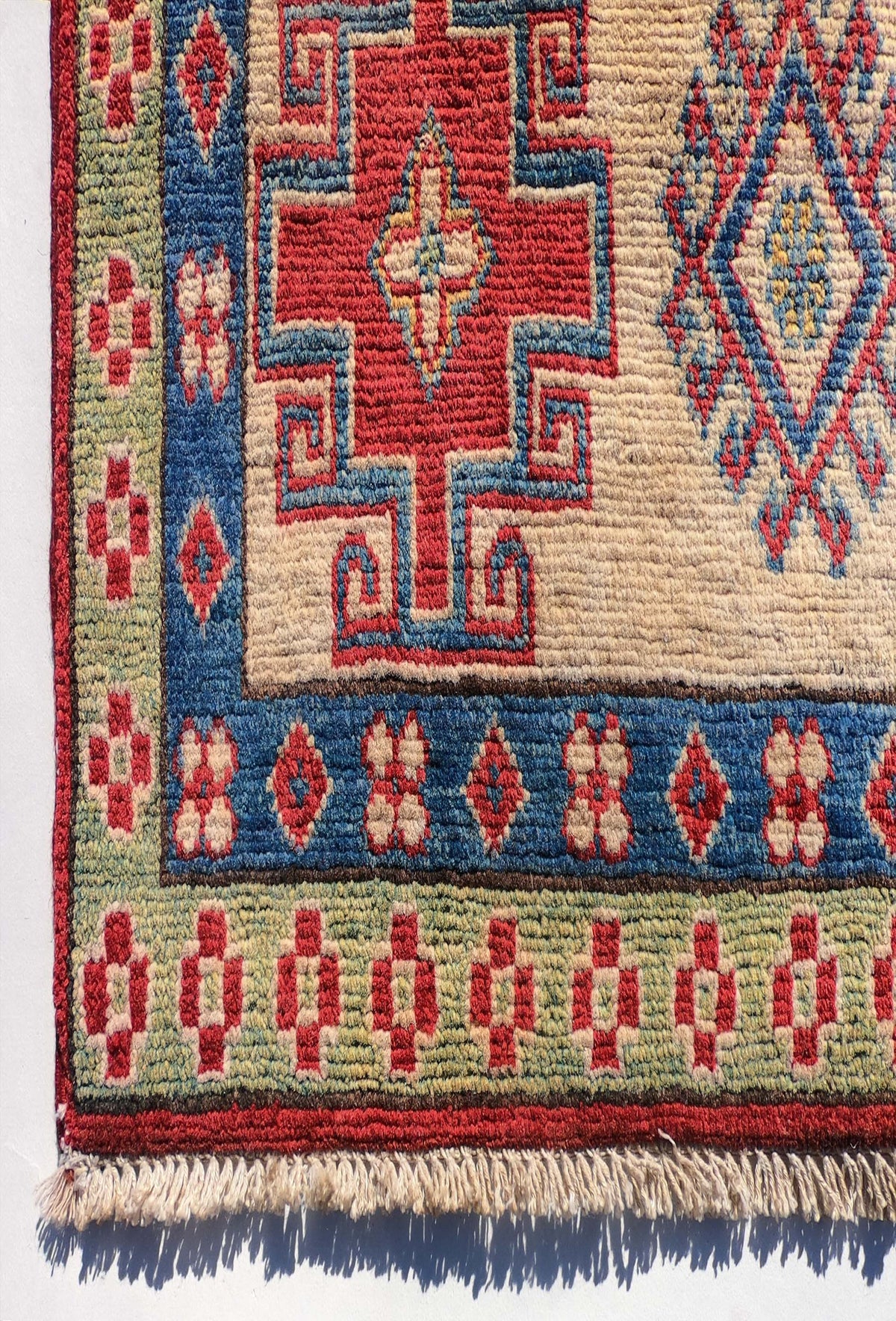 Textura gruesa y suave de lana natural en alfombra persa Kazak