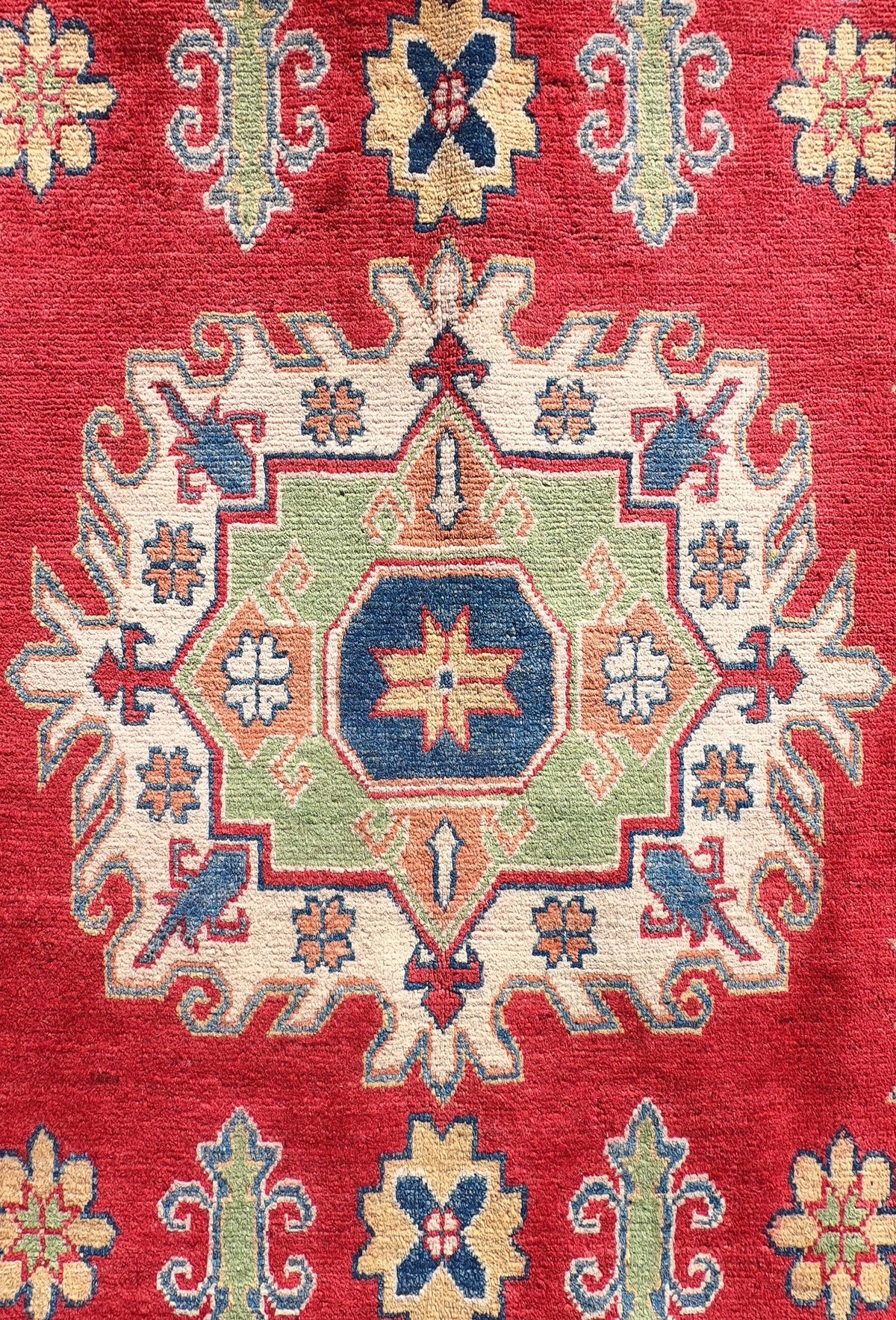 Textura suave y gruesa de lana natural en alfombra persa importada