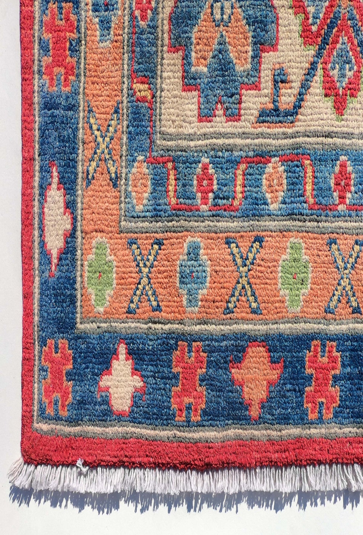 Alfombra de lana anudada a mano con vibrantes colores rojos