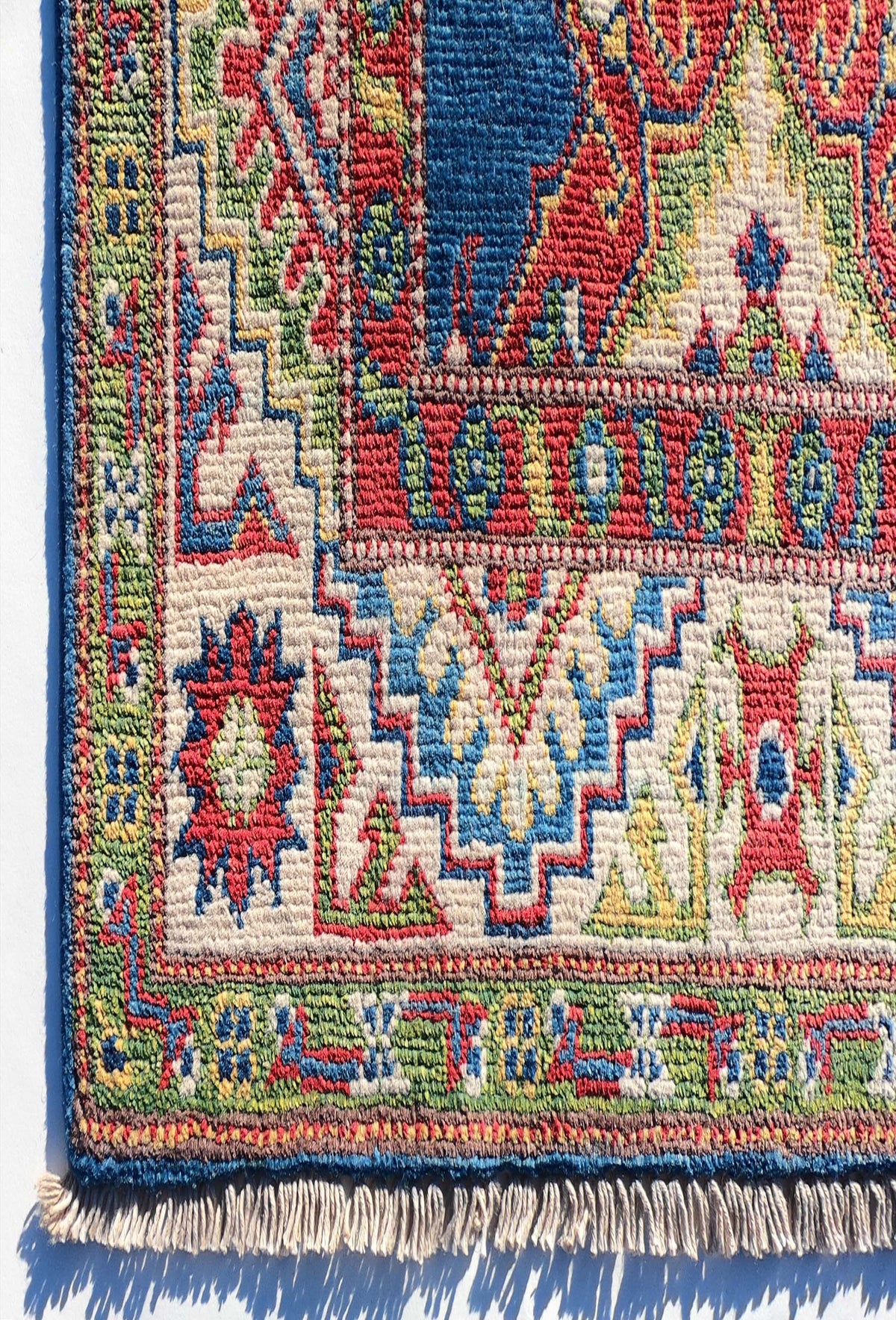 Textura suave y gruesa de lana natural en alfombra persa vintage