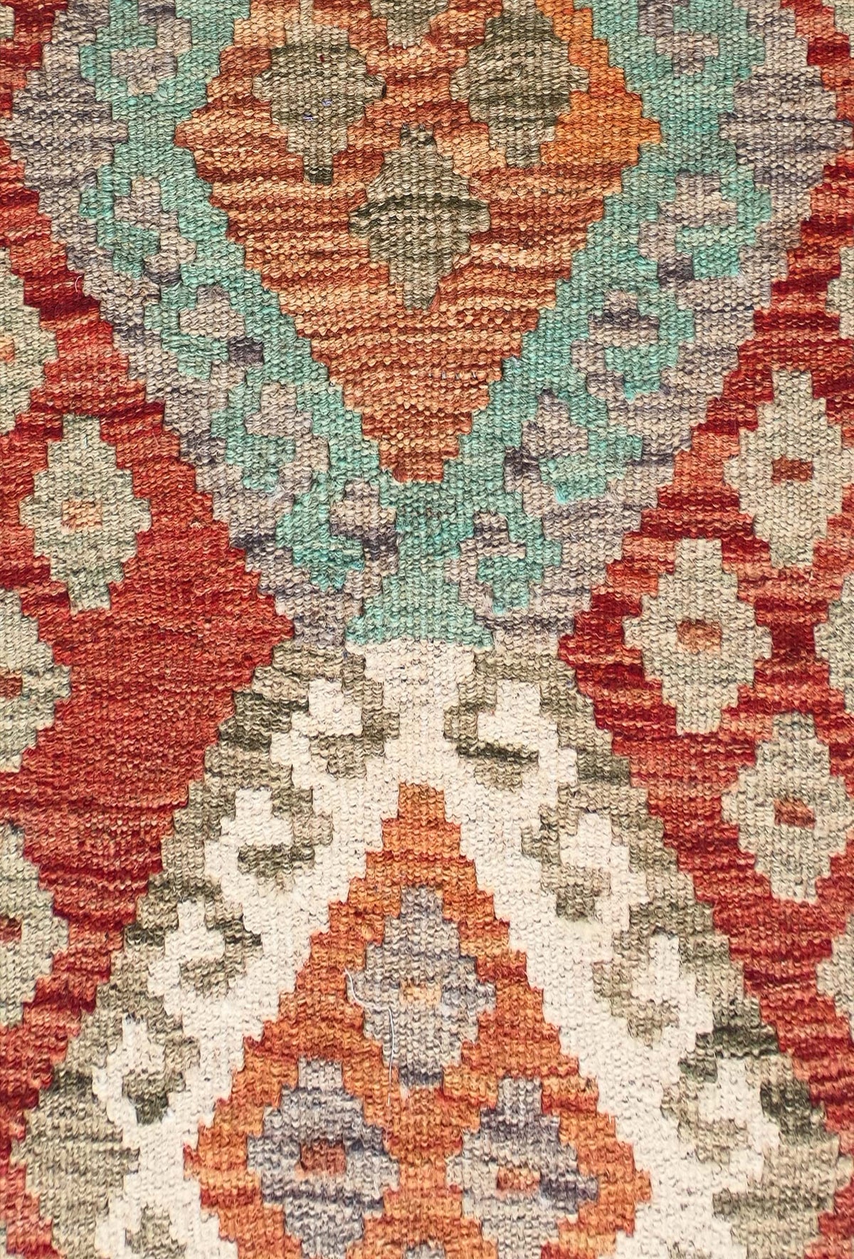 Detalle de motivos geométricos en alfombra Kelim de lana, estilo tejido plano