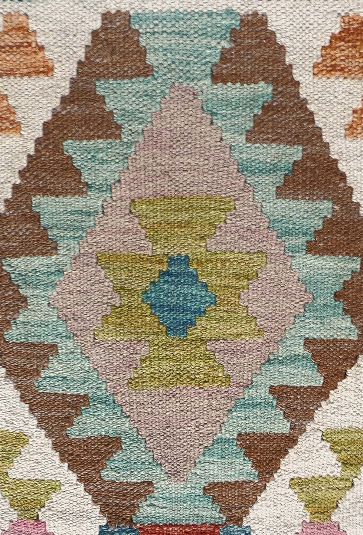Detalle de motivos geométricos en alfombra Kelim de lana, tejido plano reversible