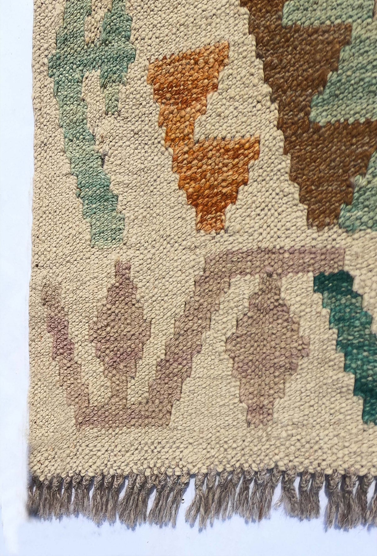 Textura de lana natural en alfombra Kelim hecha a mano, teñida con tintes naturales