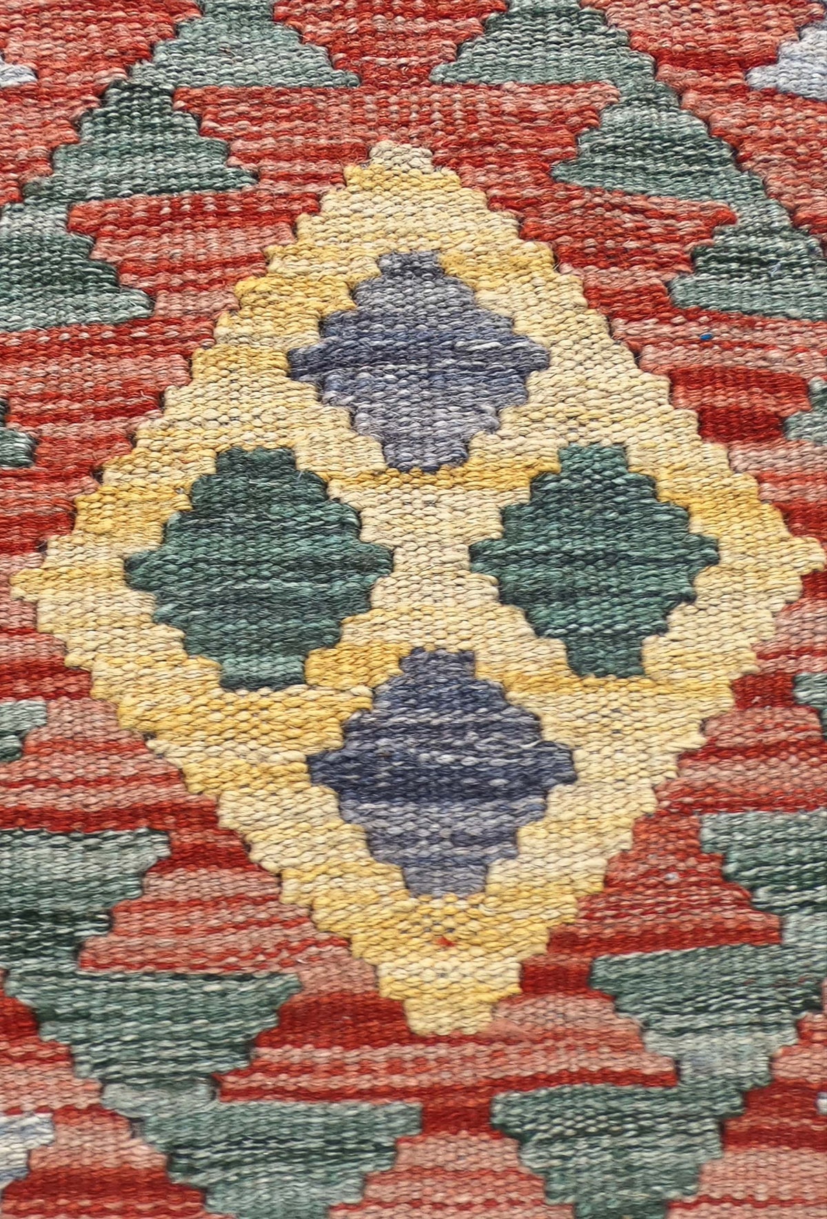 Detalle de motivos geométricos en alfombra Kelim de tejido plano reversible