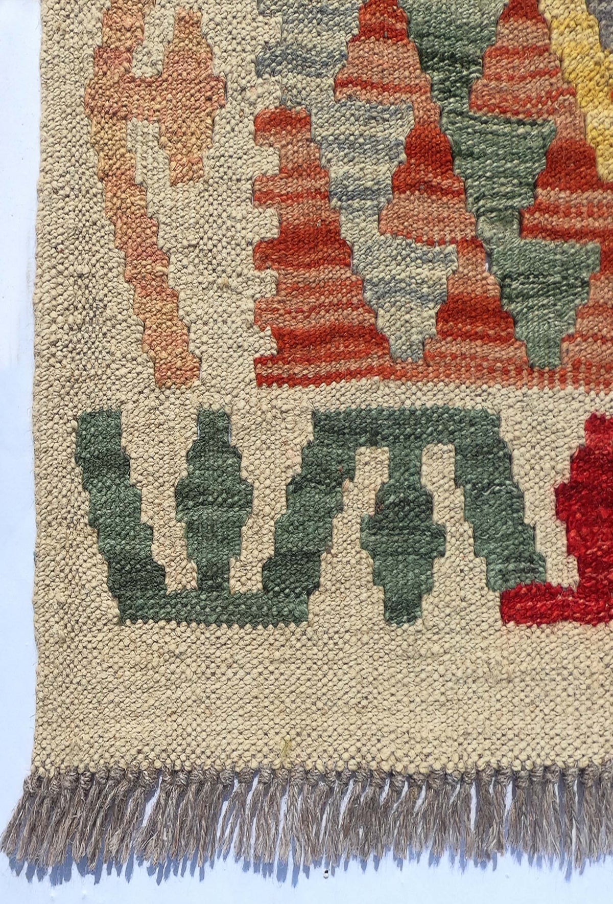 Textura de lana natural en alfombra Kelim artesanal de origen Pakistaní