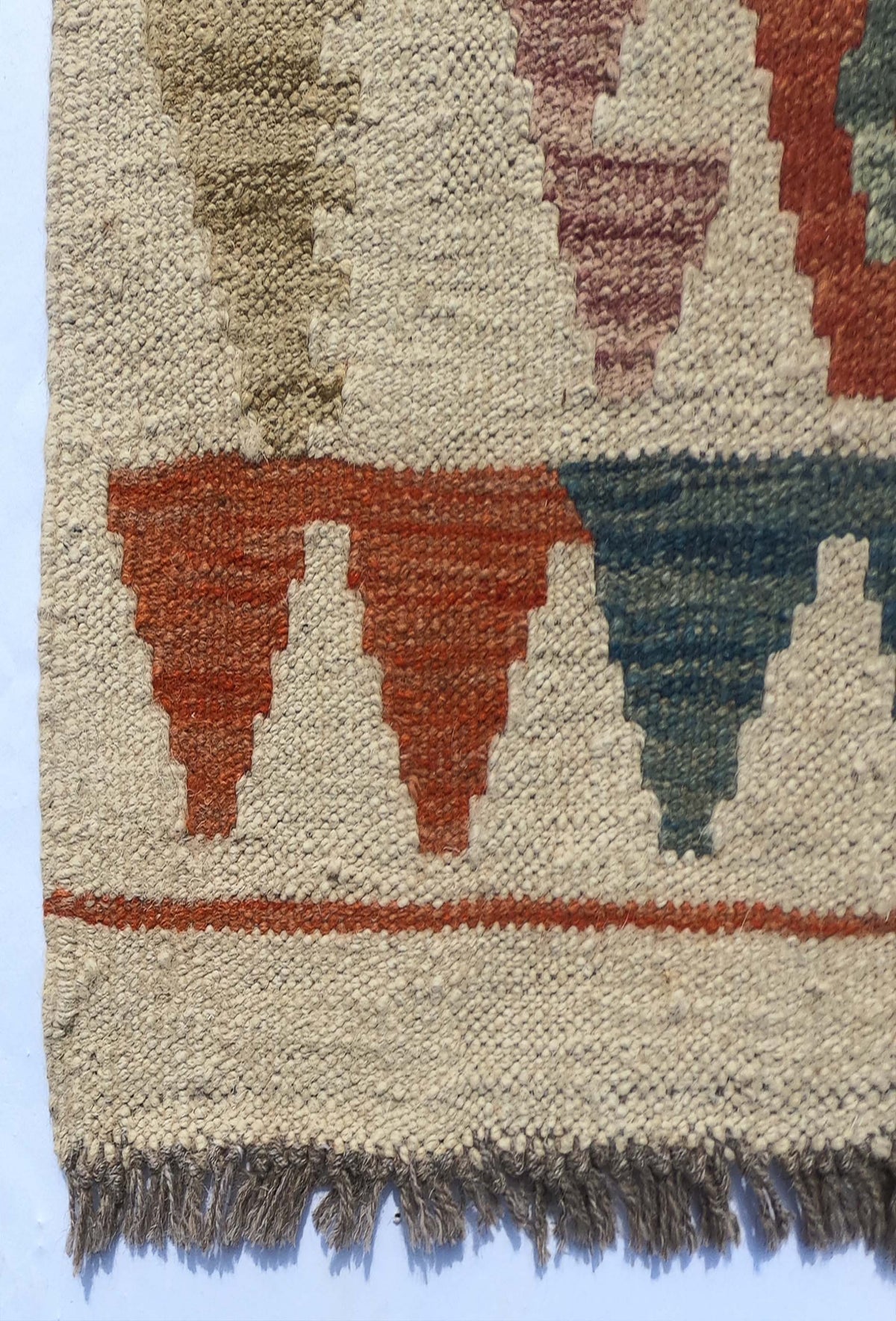 Textura natural de la lana teñida con tintes naturales en alfombra hecha a mano