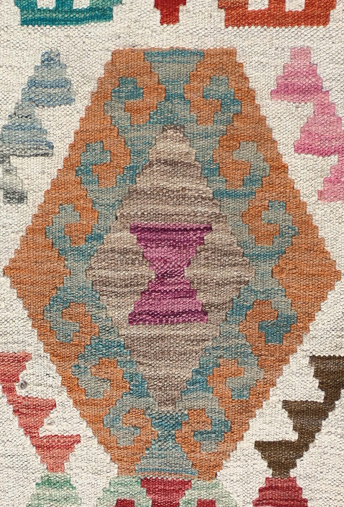 Textura de lana natural en alfombra hecha a mano estilo kelim