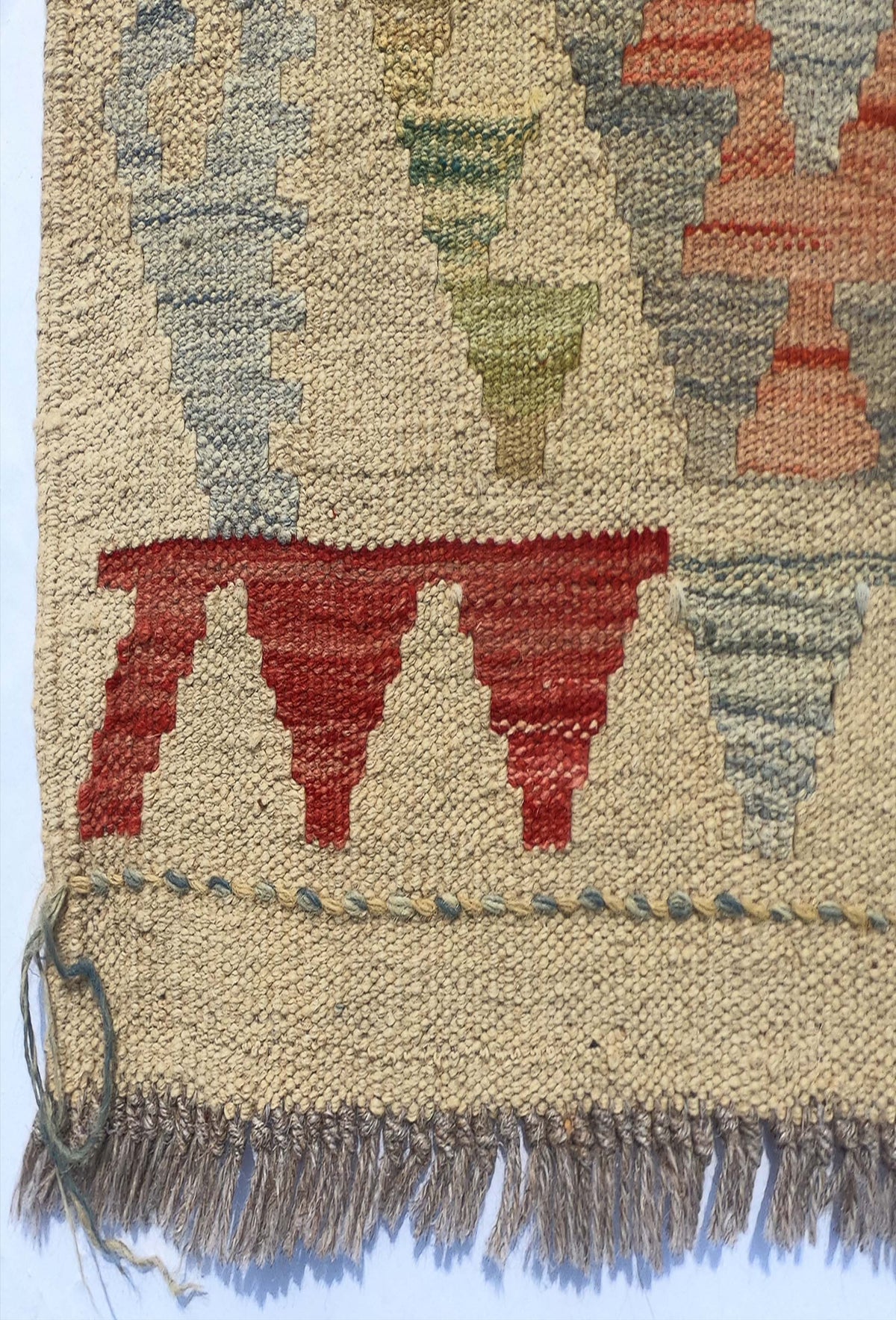 Textura de lana natural en alfombra Kelim hecha a mano