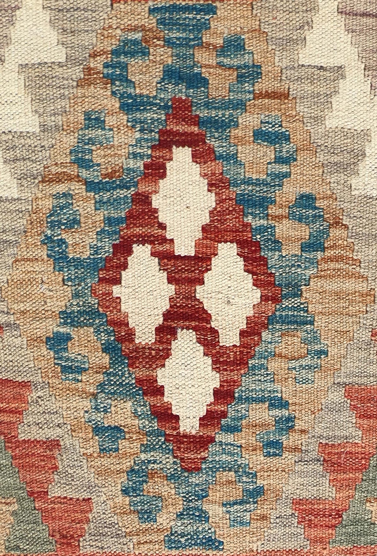 Detalle de patrones geométricos coloridos en alfombra de lana Kelim Kashkulii