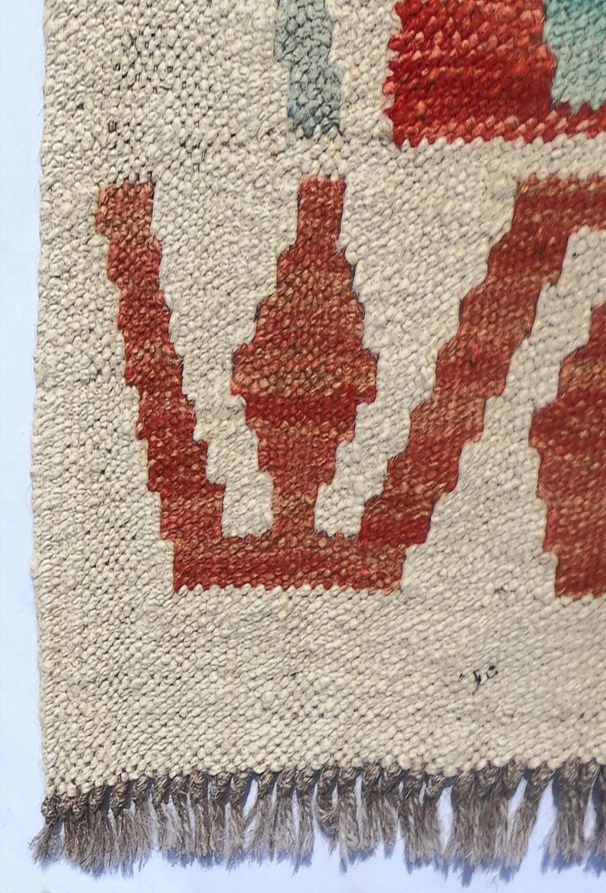Textura de lana natural en alfombra hecha a mano, teñida con tintes naturales