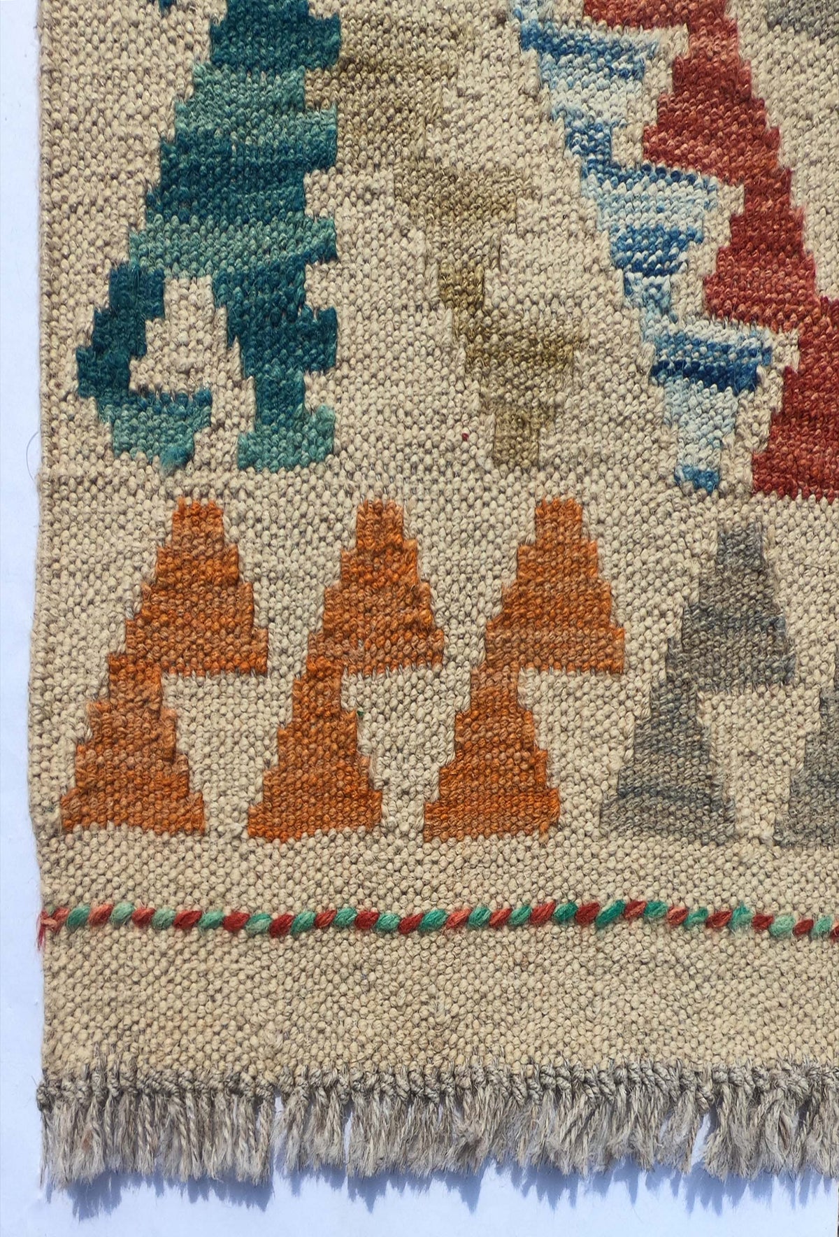 Textura de lana natural en alfombra Kelim importada hecha a mano