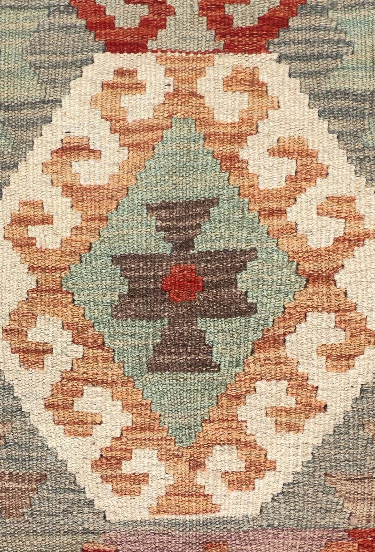 Detalle de motivos geométricos en alfombra Kelim de lana, tejido plano reversible