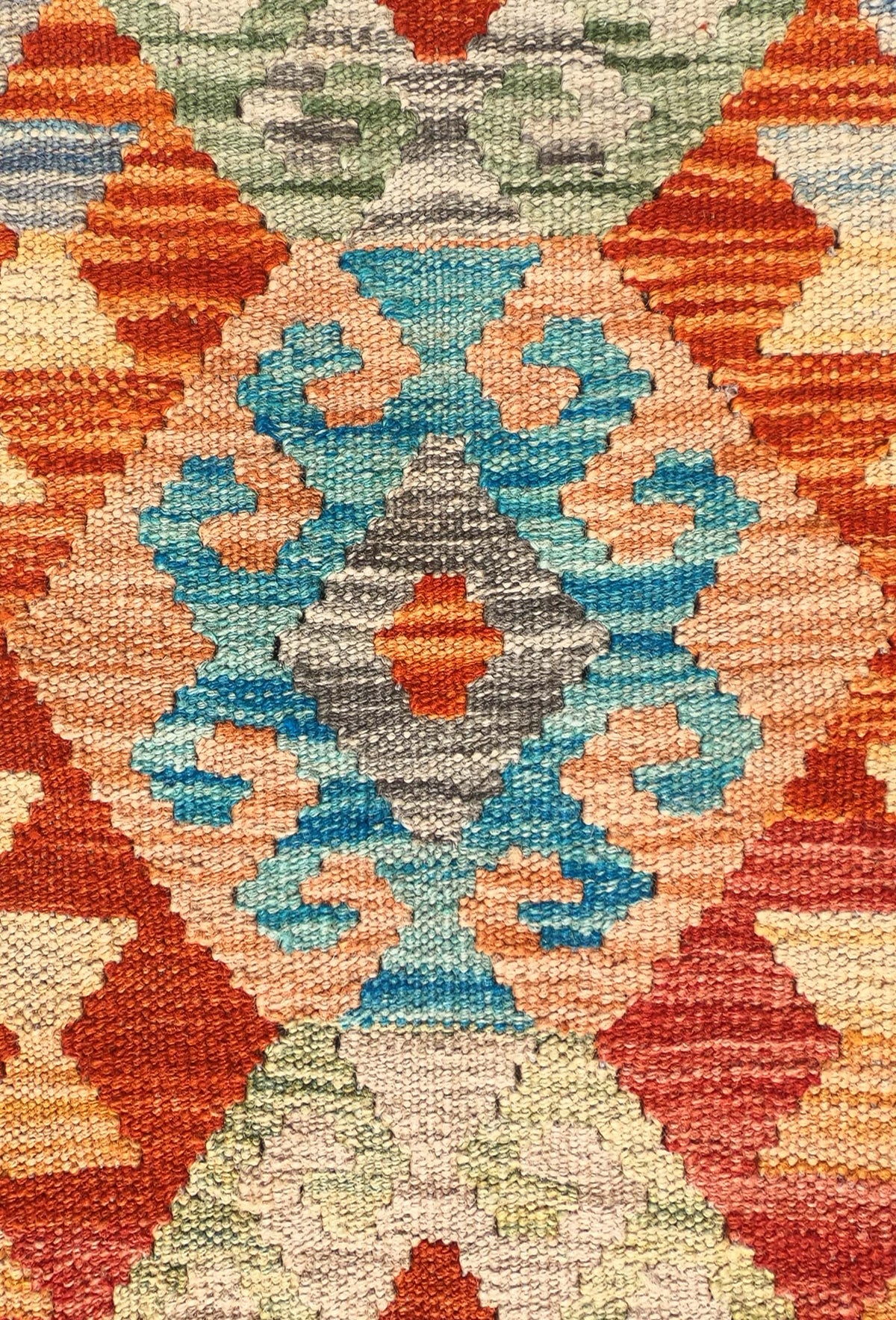 Detalle de motivos geométricos en alfombra Kelim de lana, tejido plano reversible