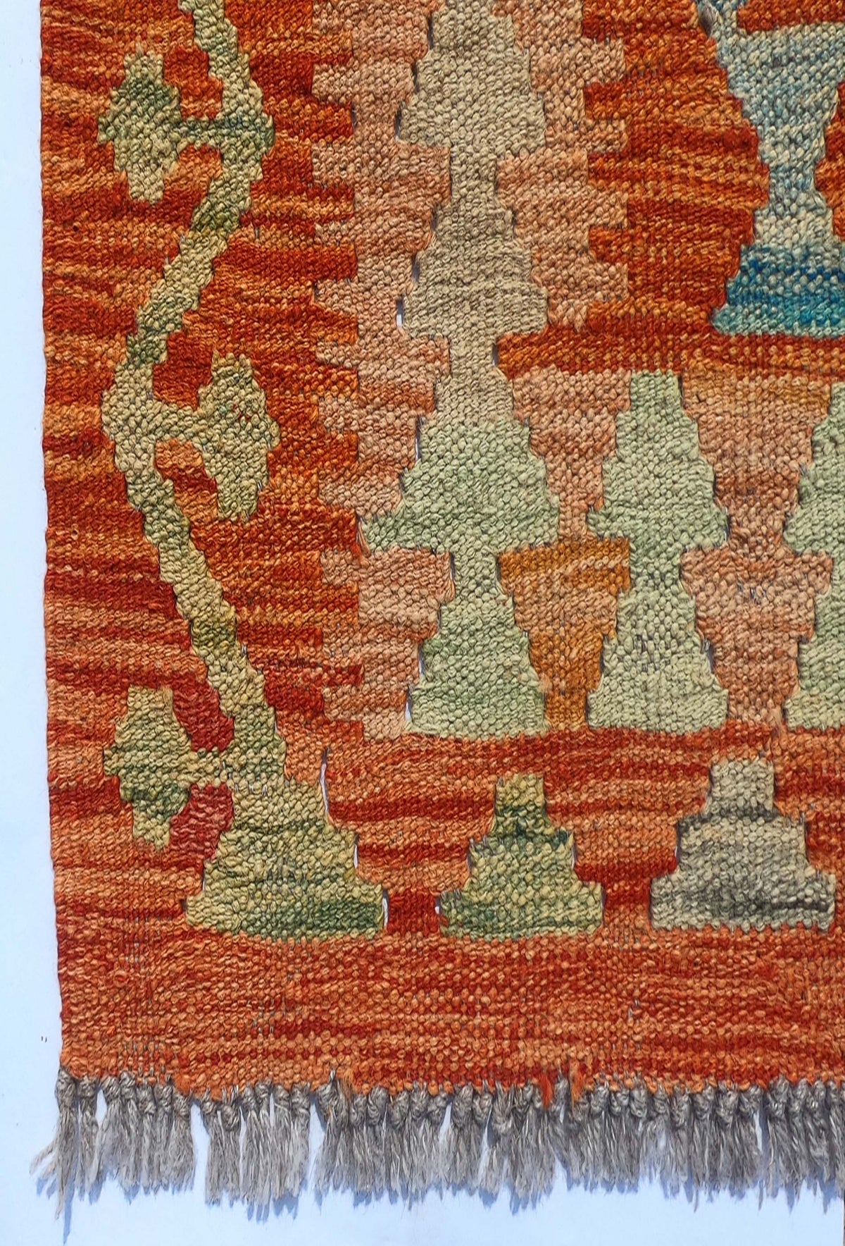 Textura de lana natural en alfombra Kelim importada, tejida a mano